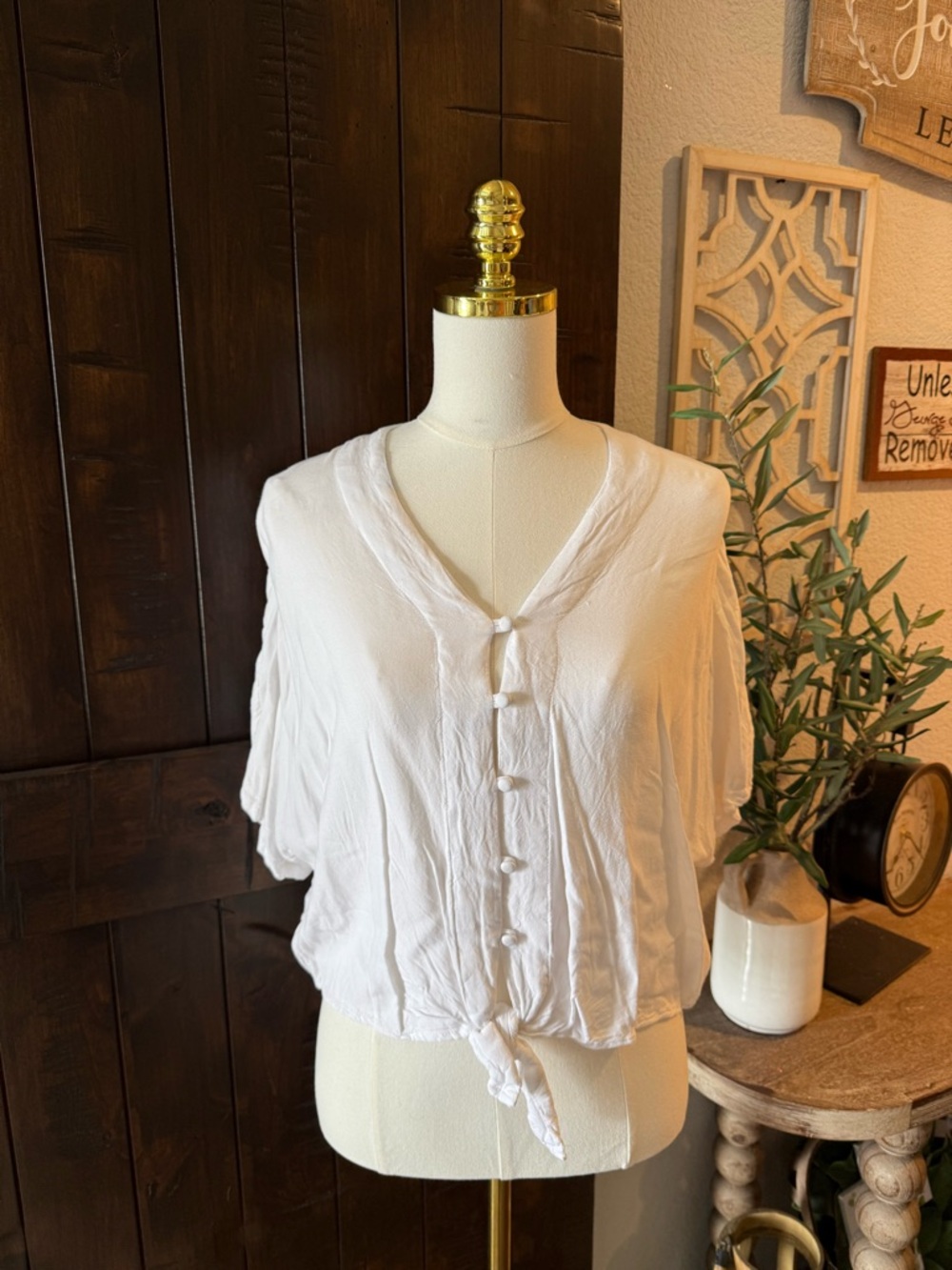 Women’s White Button-Front Tie-Hem Blouse